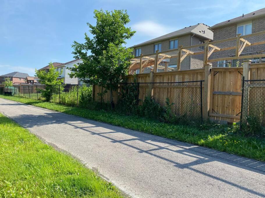Entire Basement With 3 Bedrooms شلالات نياغارا المظهر الخارجي الصورة